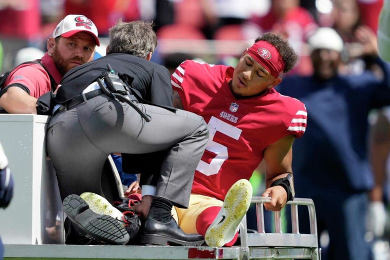 Le quart-arrière partant des 49ers de San Francisco Trey Lance part avec une blessure